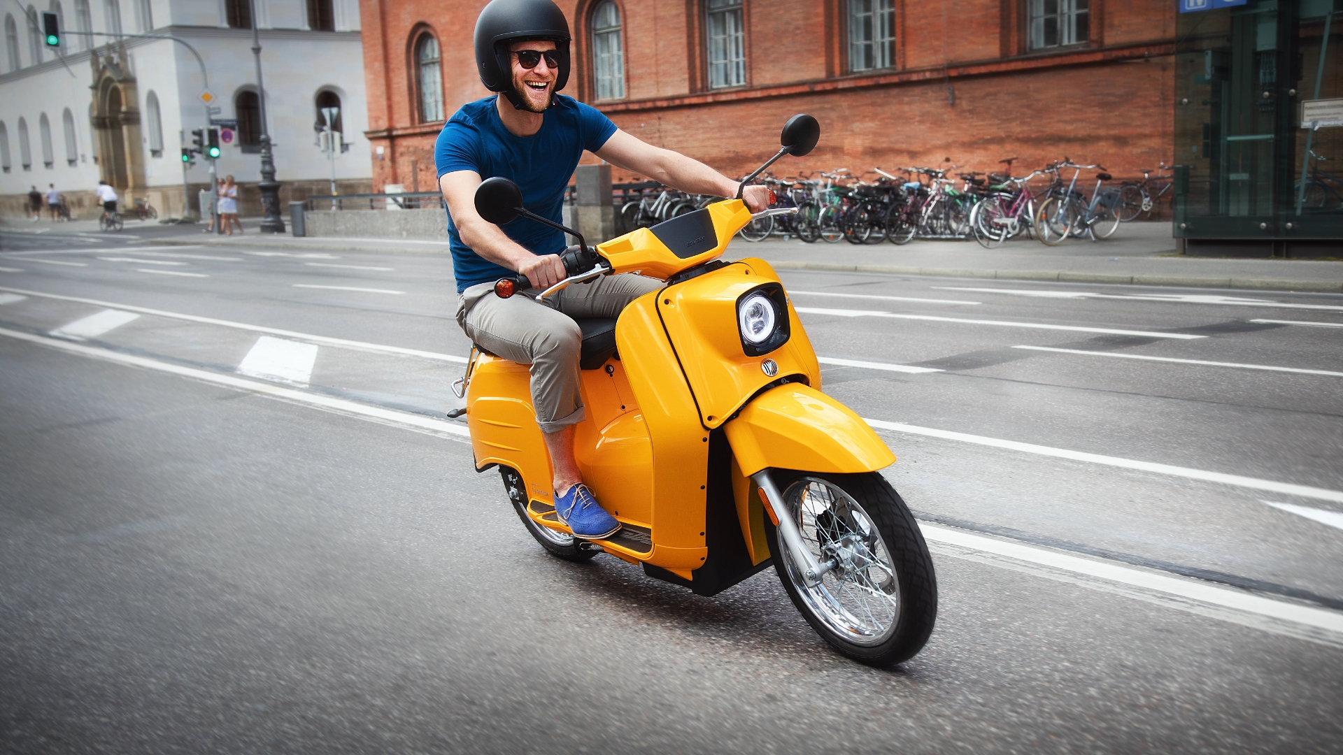 Fahrende Person auf Schwalbe Refurbished