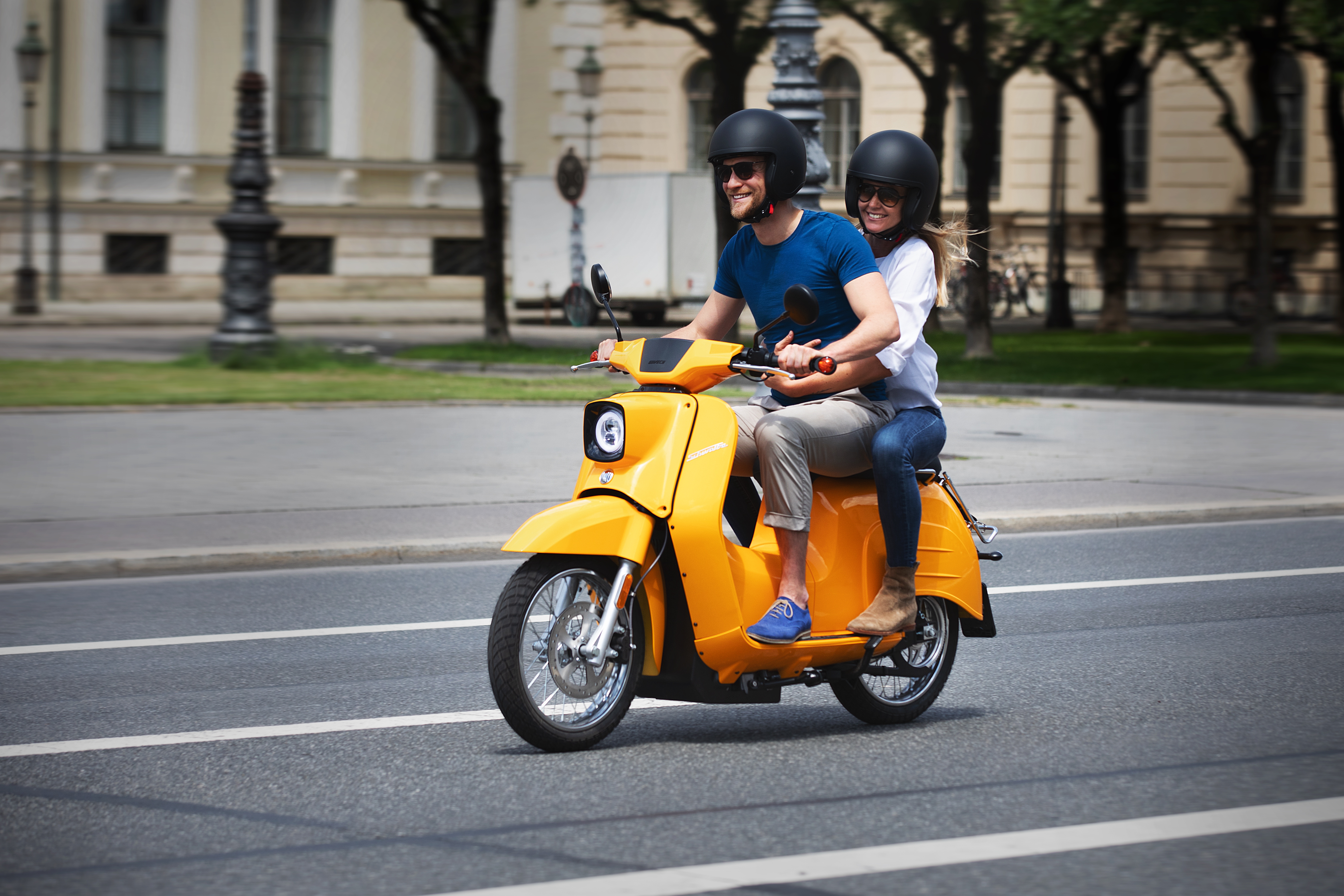 Fahrende Personen auf Schwalbe Refurbished