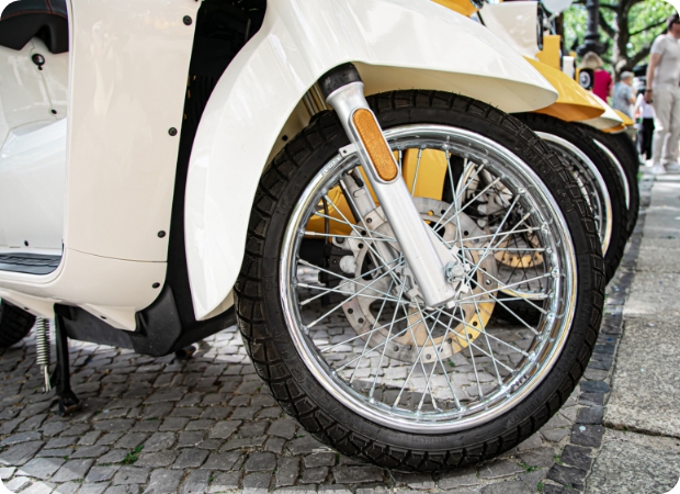 Mehrere Vorderräder einer refurbished Schwalbe