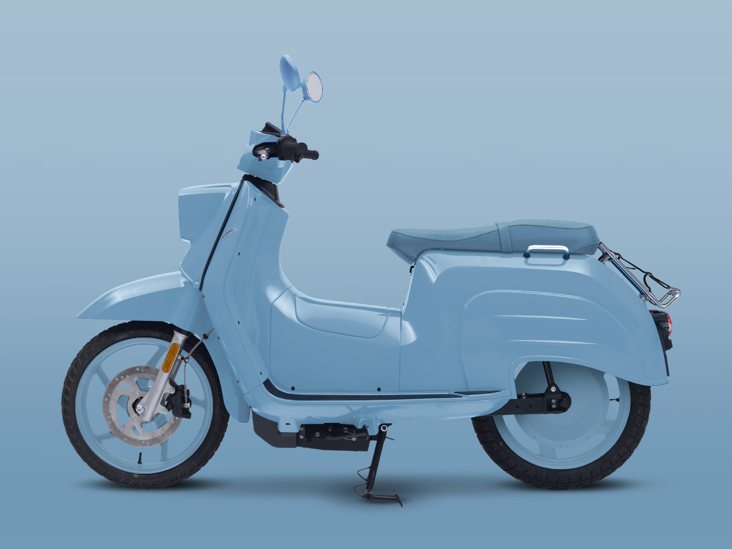 Schwalbe ICE Seitenansicht nach links vor blauem Hintergrund