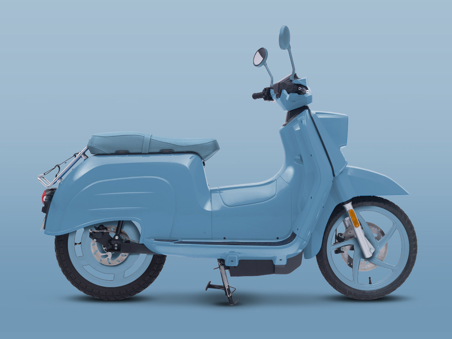 Schwalbe ICE Seitenansicht nach rechts vor blauem Hintergrund