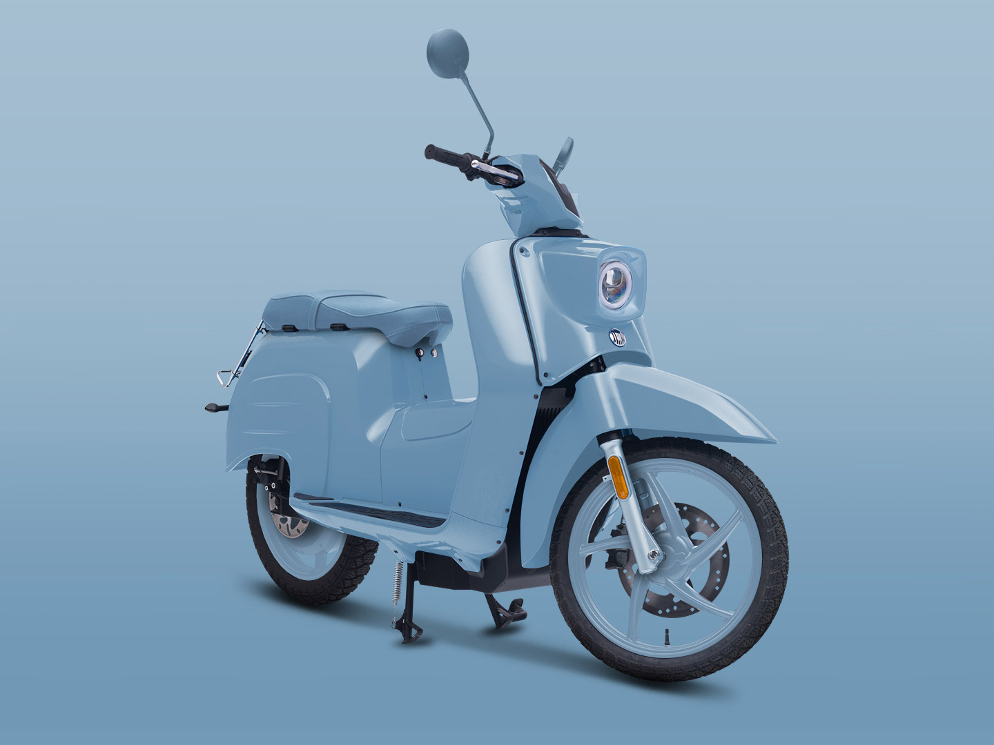 Schwalbe ICE vor blauem Hintergrund schräg vorn