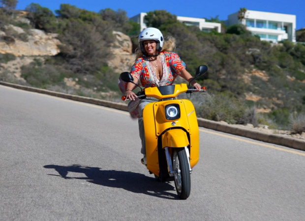 Loona auf der Schwalbe fahrend von vorne