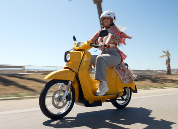 Loona auf der Schwalbe Loona fahrend