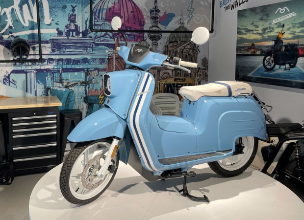 Schwalbe Nizza von der Seite im Laden