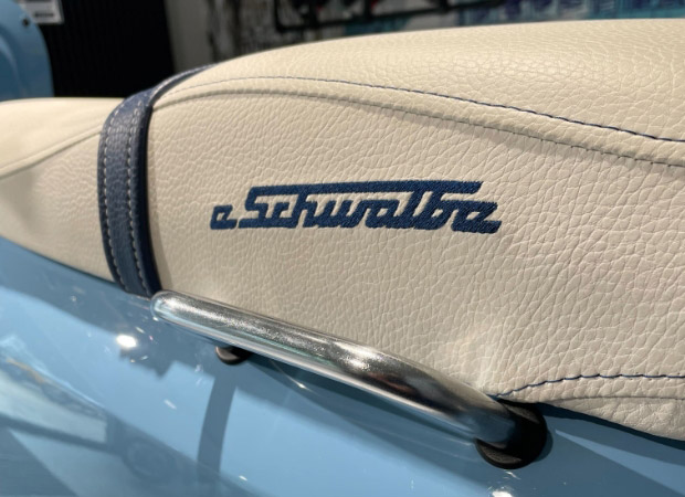 Schwalbe Nizza Sitz mit Schwalbelogo