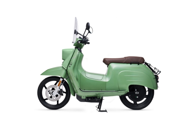 Schwalbe Wanderlust GT Seitenansicht nach links vor weißen Hintergrund